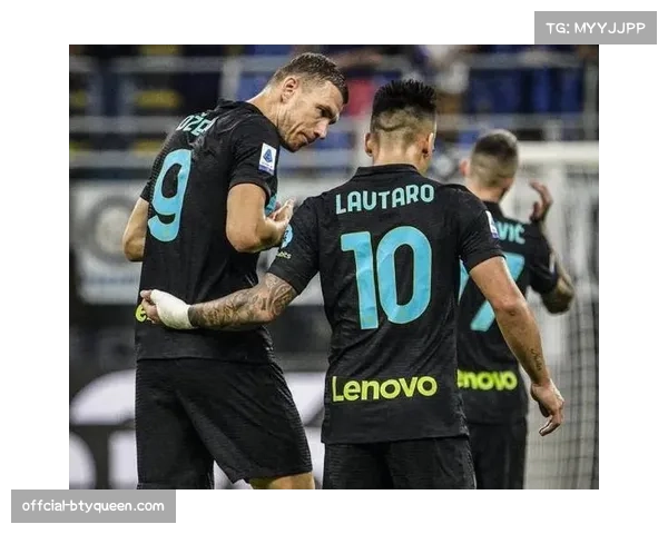 哈兰德赛后与劳塔罗交换球衣,两人在场边长时间交谈 哈兰德赛后与劳塔罗交换球衣,两人在场边长时间交谈